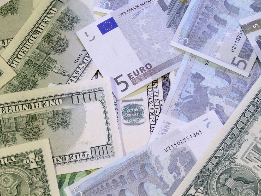 Миллиарды долларов и евро. 74 Доллара. Фотографии на белом евро курс. Реклама межбанк. 74 долларов в рублях